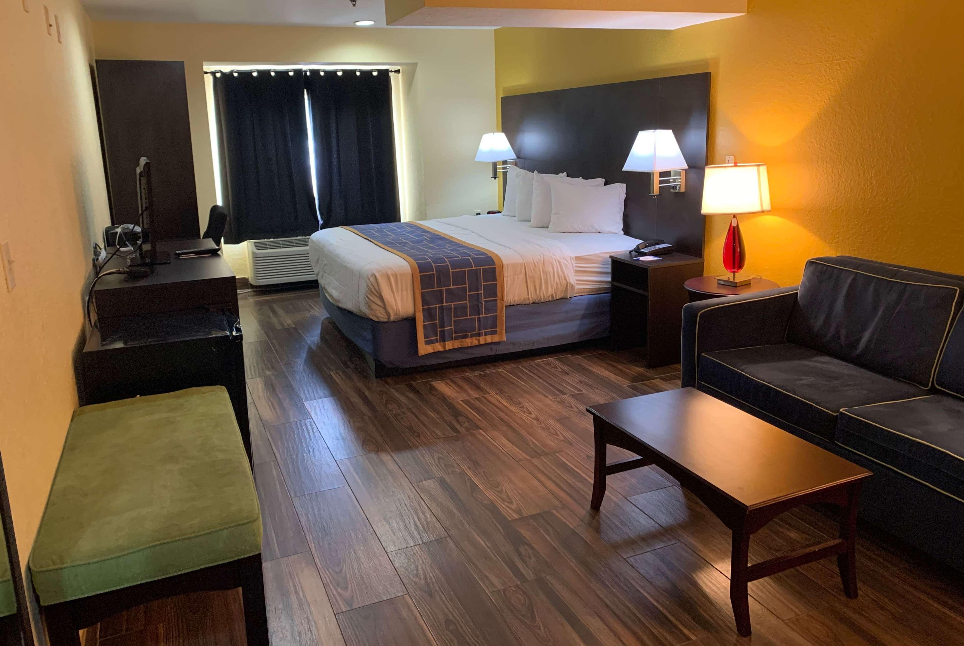 Days & By Wyndham Tampa/raymond Stadium Tampa