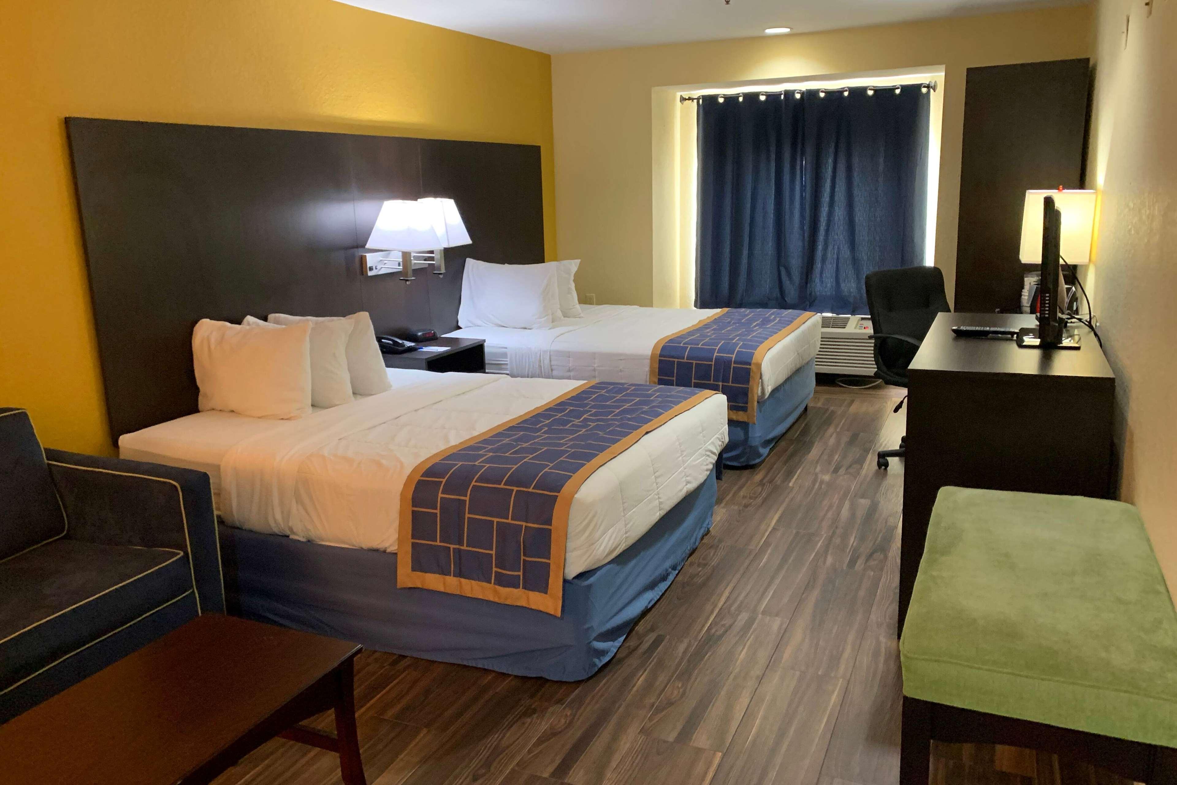 Days & By Wyndham Tampa/raymond Stadium Hotel 2*
