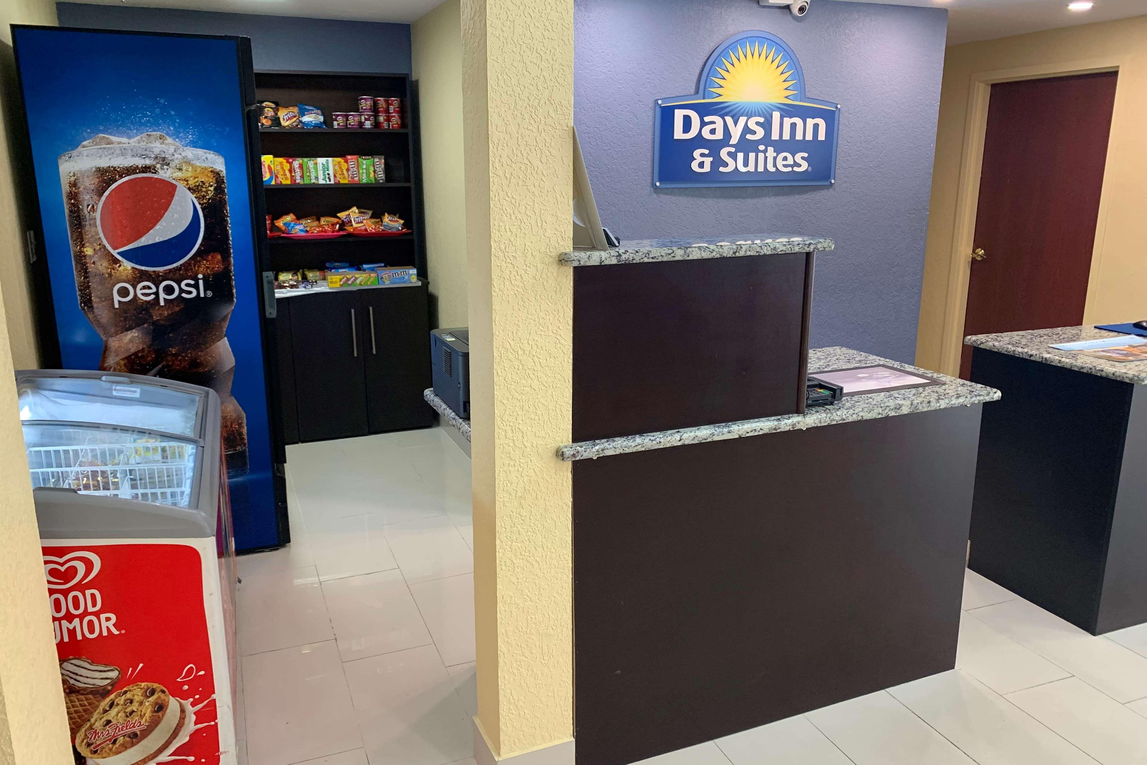 Hotel Days & By Wyndham Tampa/raymond Stadium 2*