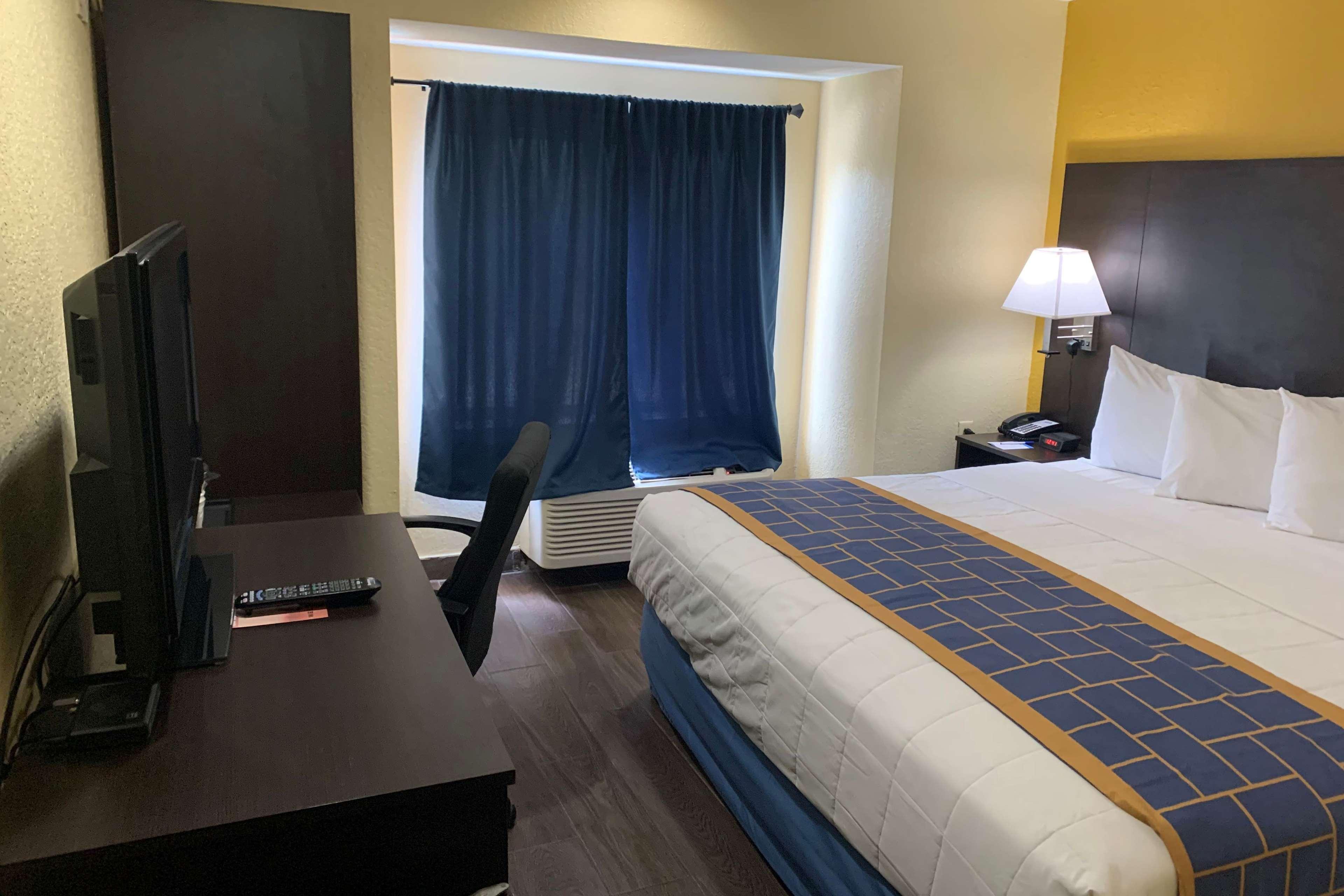 Days & By Wyndham Tampa/raymond Stadium Hotel