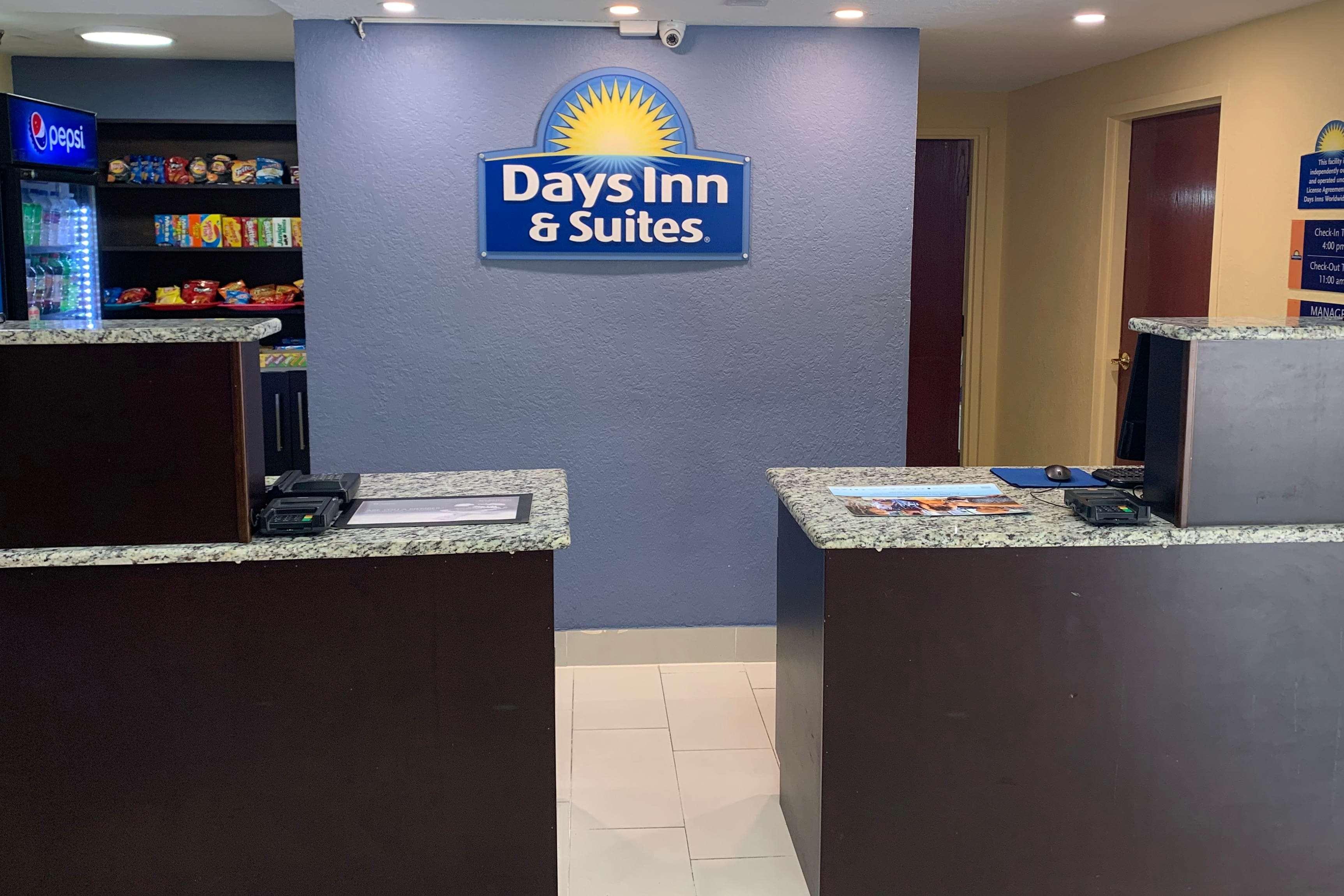 Days & By Wyndham Tampa/raymond Stadium 2*