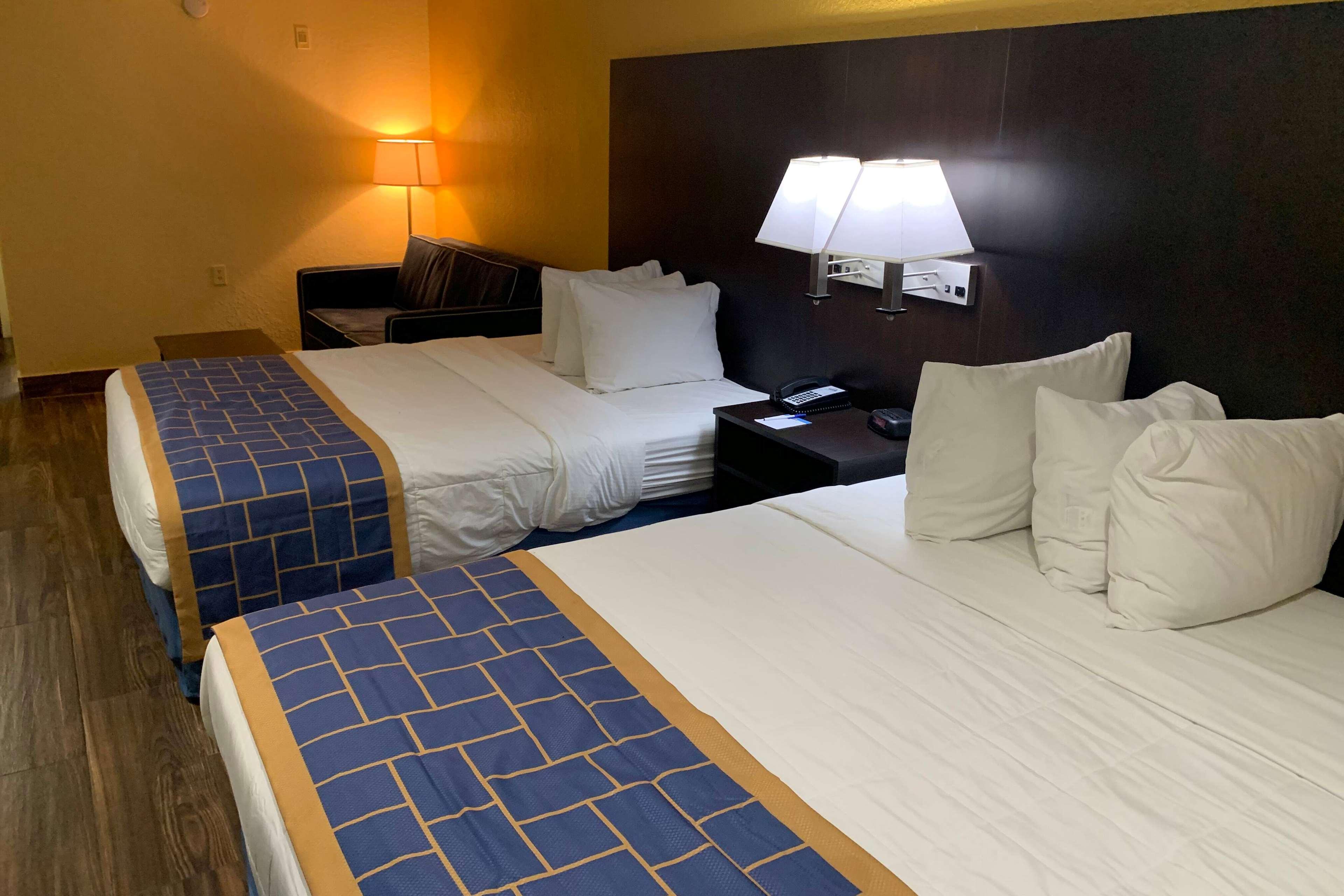 Days & By Wyndham Tampa/raymond Stadium Hotel 2*