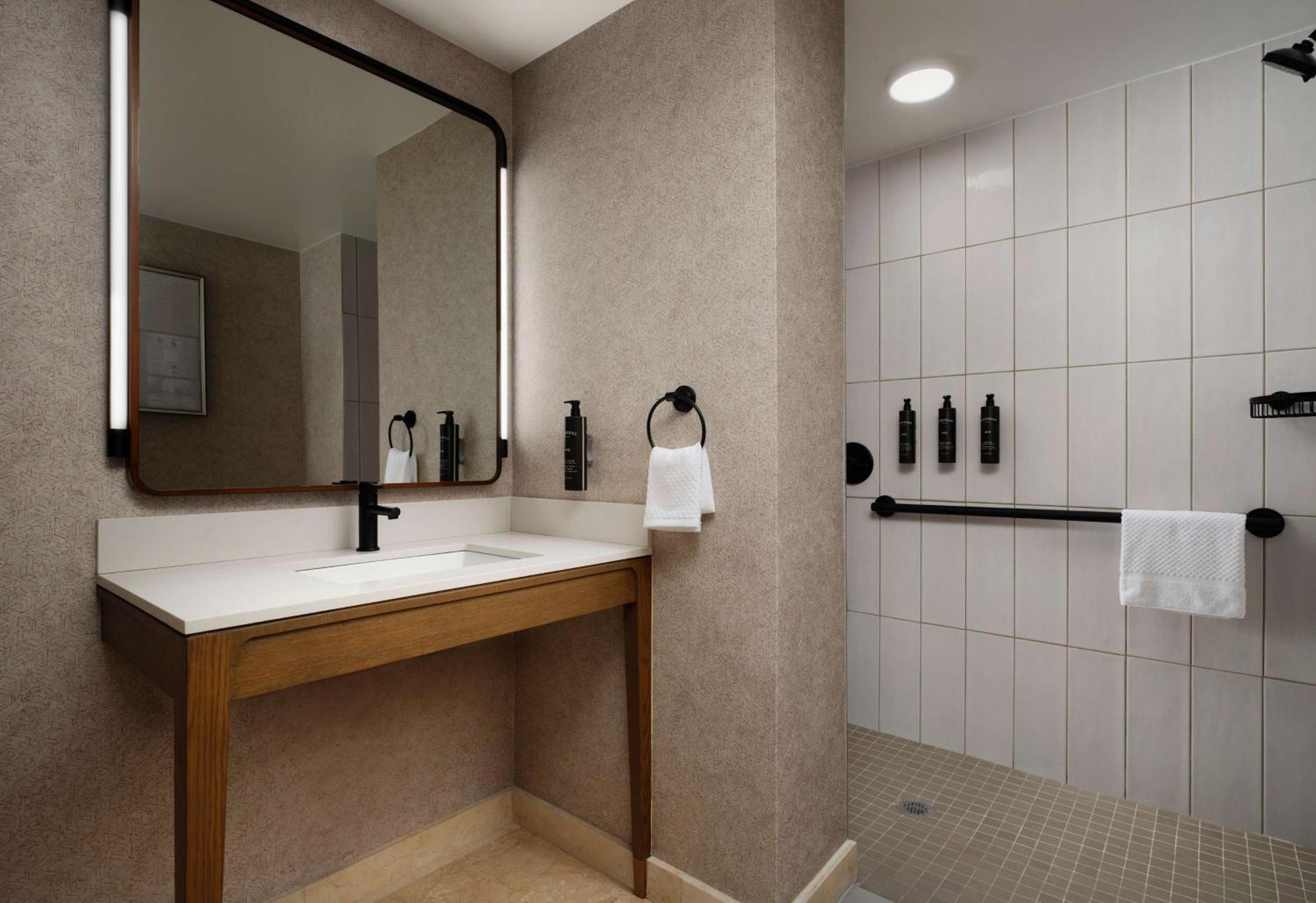Flor Downtown, Tapestry Collection By Hilton Hotel