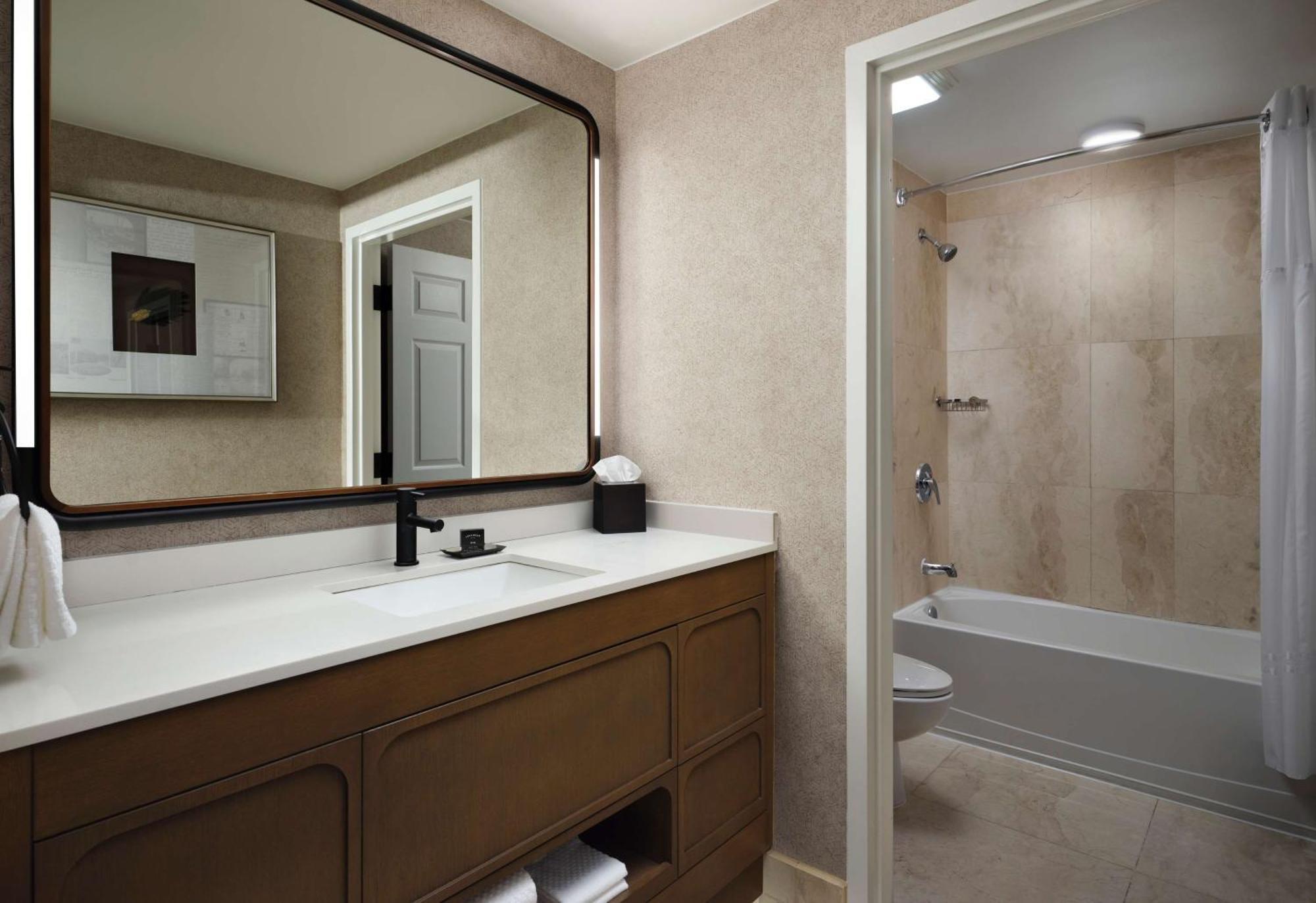 Flor Downtown, Tapestry Collection By Hilton Hotel