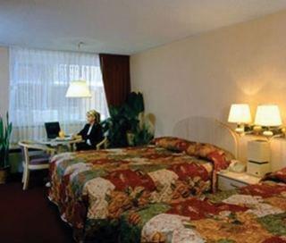 Ramada By Wyndham Westshore Airport South 3*