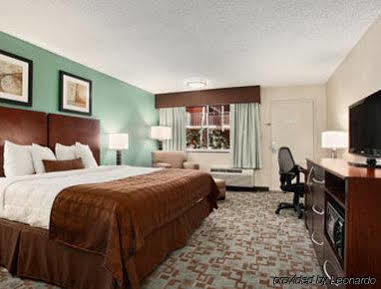 Hotel Ramada By Wyndham Westshore Airport South 3*