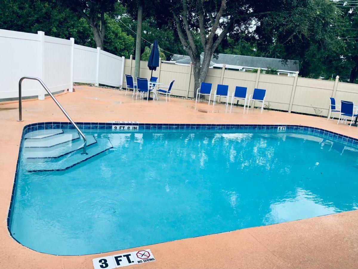 Days & By Wyndham Tampa/raymond Stadium Hotel