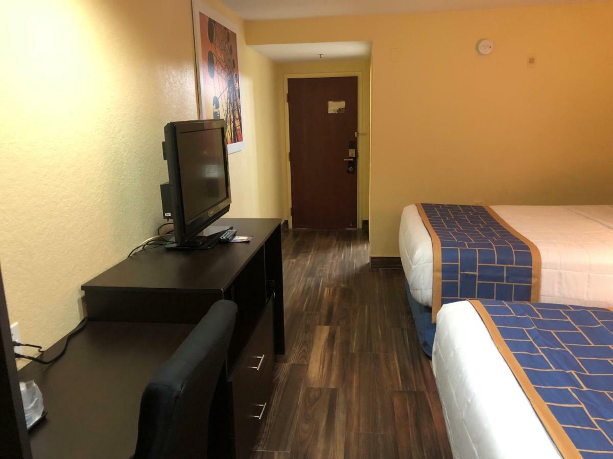 Hotel Days & By Wyndham Tampa/raymond Stadium Tampa