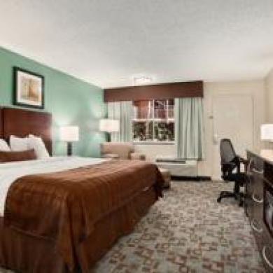 Ramada By Wyndham Westshore Airport South Hotel