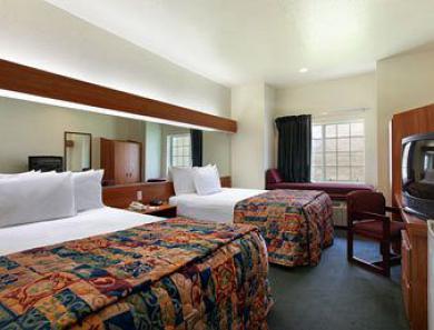 Days & By Wyndham Tampa/raymond Stadium Hotel